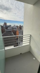 ALQUILER APARTAMENTO AL CONTRAFRENTE CON BALCÓN EN CENTRO 