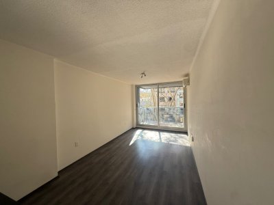 VENTA APARTAMENTO MONOAMBIENTE AL FRENTE CON BALCÓN EN POCITOS 