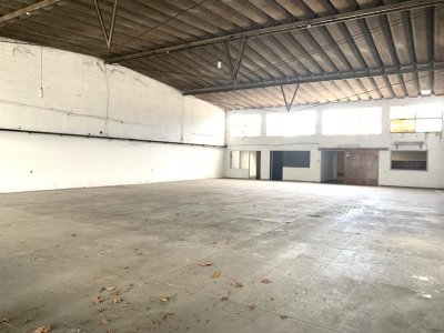 (Ref. 3.842) Gran Local comercial en 8 de octubre esq 20 febrero union