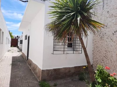 (Ref: 2.649) Se alquila casa con patio en La Blanqueada