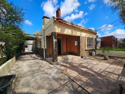 (5.350) Hermosa casa de dos dormitorios, barbacoa y entrada para vehiculos