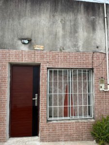 (Ref 4.338) Se alquila casa, al frente de dos dormitorios. $ 19000