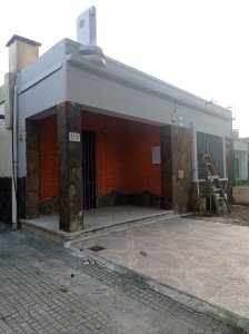 (5.350) Hermosa casa de tres dormitorios, barbacoa, entrada para vehículos con un apto de 1 dormitorio