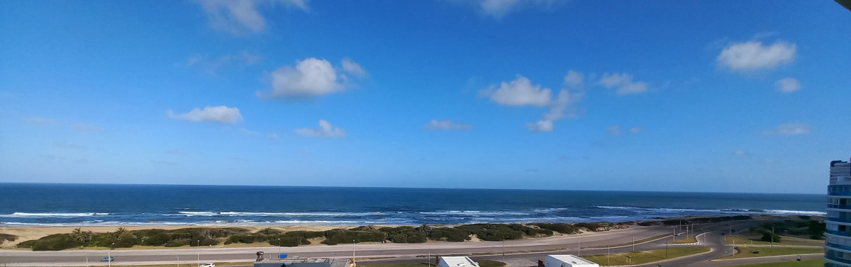 Apartamento en primera linea de playa Brava 3 dormitorios mas servicio