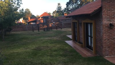 Se alquila casa en Pinares. Excelente estado 