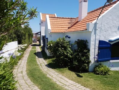 ALQUILER DE TEMPORADA - Casa a 200mts de la playa en La Barra 4 dormitorios con Jardín y Parrillero