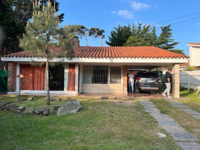 Casa Av Francia a 2pp mts del mar con 3 habitaciones 2 baños.