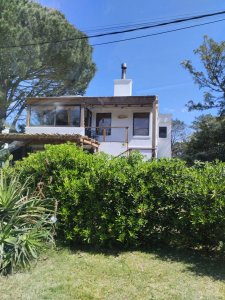 Casa en alquiler Temporada 2024 a 100 mts de la playa Solanas, Punta del Este (2 dormitorios)