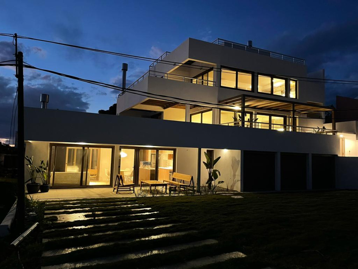 Se alquila cómodo y moderno departamento en La Barra, a pasos del mar