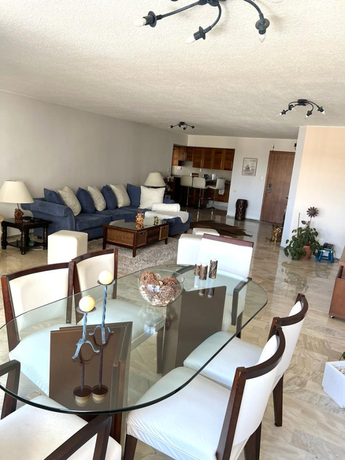 Departamento reciclado de 3 dormitorios y servicio sobre Roosevelt 