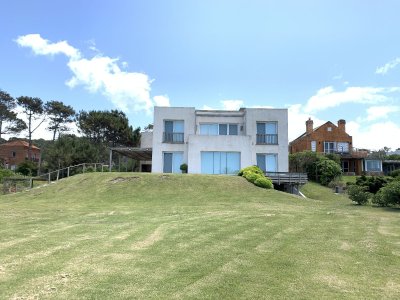 Espectacular casa contemporánea con amplios espacios, vistas al mar y al bosque en Montoya