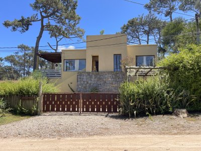 Alquiler de temporada Casa de 3 dormitorios + servicio en Montoya, La Barra