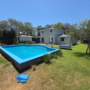 Casa en La Barra, 3 dormitorios y dependencia de servicio, piscina