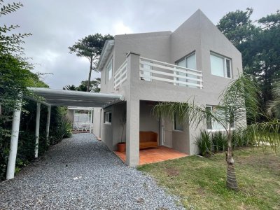 Casa en venta reciclada a estilo moderno, con amplio jardín en Montoya, La Barra