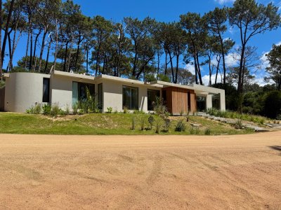 Espectacular casa de 4 dormitorios y servicio en barrio privado Reserva Montoya, La Barra