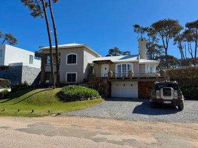 Gran casa de 5 dormitorios + servicio en Montoya, La Barra