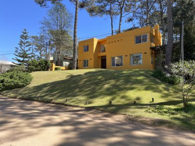 Se alquila amplia casa en Montoya