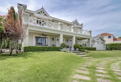 Encantadora casa cerca del mar con amplio terreno y vistas panorámicas