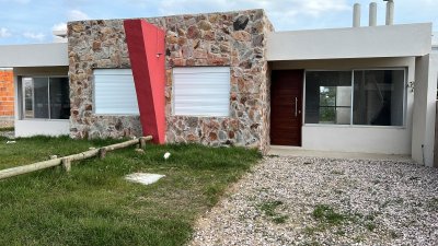 Casa a estrenar en Balneario Buenos Aires, apta por banco