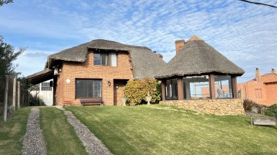 Casa en El Chorro: Vistas al mar y comodidad en un entorno excepcional