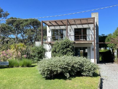 Muy buena casa en Montoya a 200mts del mar, moderna, cómoda, piscina