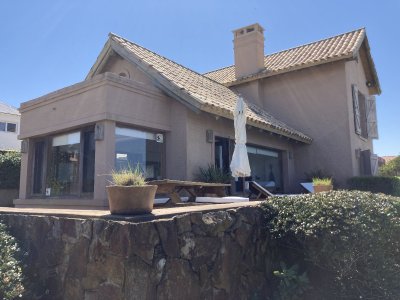 Amplia casa de 3 dormitorios en suite en segunda linea Montoya, La Bara