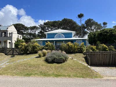Casa de 3 dormitorios en suite y servicio, piscina