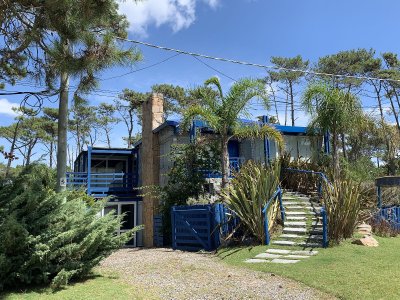 Casa bien ubicada con vistas al mar, piscina y amplio espacio exterior