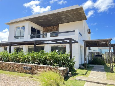 Amplia casa a pasos del mar en Montoya, 5 dormitorios en suite