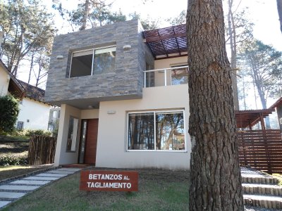 Casa en Montoya, muy cómoda, bien equipada, amplio jardín, entorno de bosque a 3 cuadras del mar.