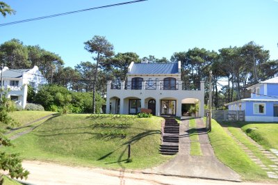 Casa en Montoya de 3 dormitorios y servicio, La Barra