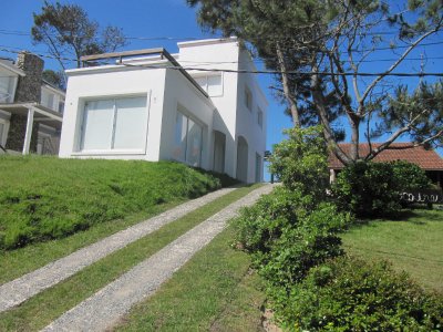 Moderna casa en Montoya con amplia capacidad para temporada