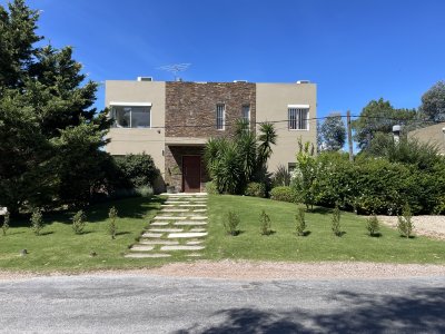 Casa en La Barra, 3 dormitorios en suite y dependencia de servicio.