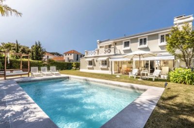 Espectacular Casa en Venta & Alquiler Temporal de 3 Dormitorios + Dependencia de Servicio & Piscina en La Barra