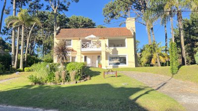 Se vende gran casa de 4 dormitorios + servicio con piscina