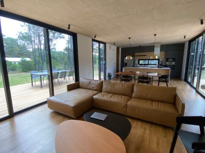 Alquiler Enero Moderna casa de 3 dormitorios con entorno de bosque en La Barra, Punta del Este