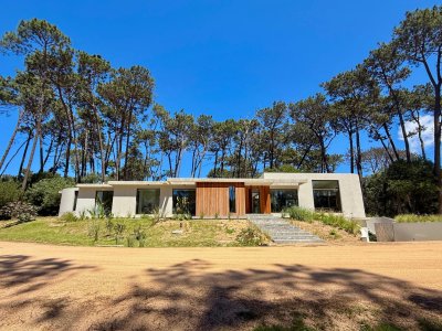 Espectacular casa de 4 dormitorios y servicio en barrio privado Reserva Montoya, La Barra