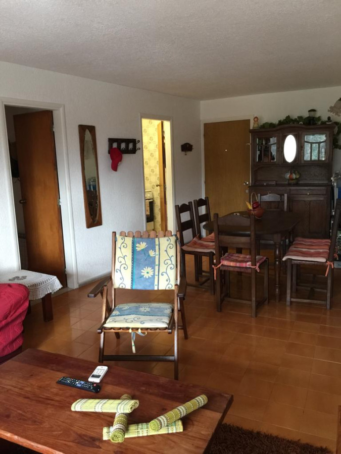 ¡Apartamento en venta 2 dormitorios, 2 baños, estufa a leña, balcón y cochera!