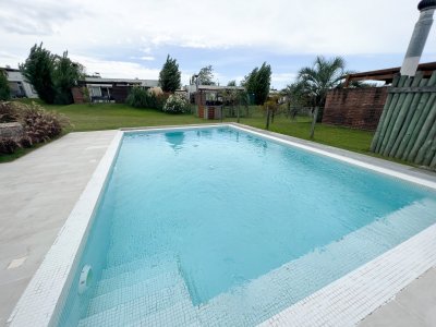 Venta de CASA a 200 MTS del MAR con 3 Dormitorios en ALTOS de Punta Piedras C764B