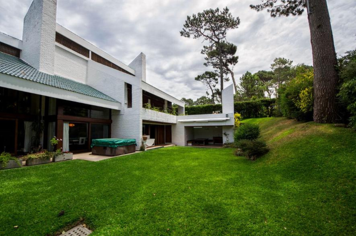 Imagen de Casa en Mansa, Punta del Este. 5 dormitorios, terreno de 1065 m²