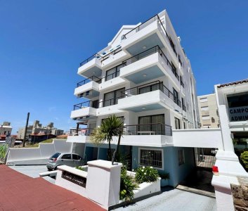 Excelente departamento en venta en La Pensinula de Punta del Este, a 50mts del mar.