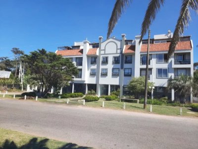 Venta apartamento en Playa brava, parada 10 a 100 mts del mar 