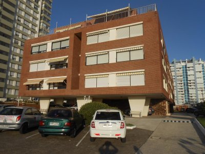 Departamento en venta de 2 dormitorios en Punta del Este, primera linea de mar (contrafrente)