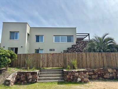 Excelente casa con vista al mar, frente a Montoya 