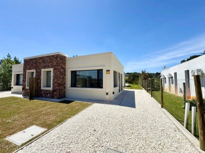 Venta de Casa a Estrenar en Tio Tom con Piscina Climatizada.