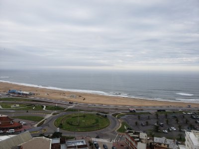 Apartamento en primera línea sobre Playa Mansa.