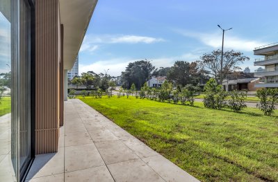 Departamento en planta baja con jardin propio