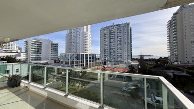 Apartamento de 2 dormitorios en Mansa, logrando una vista agradable
