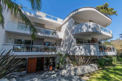 Venta apartamento de 3 dormitorios con azotea con barbacoa de uso exclusivo en Carrasco