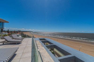 Apartamento de 3 dormitorios en Carrasco sobre rambla